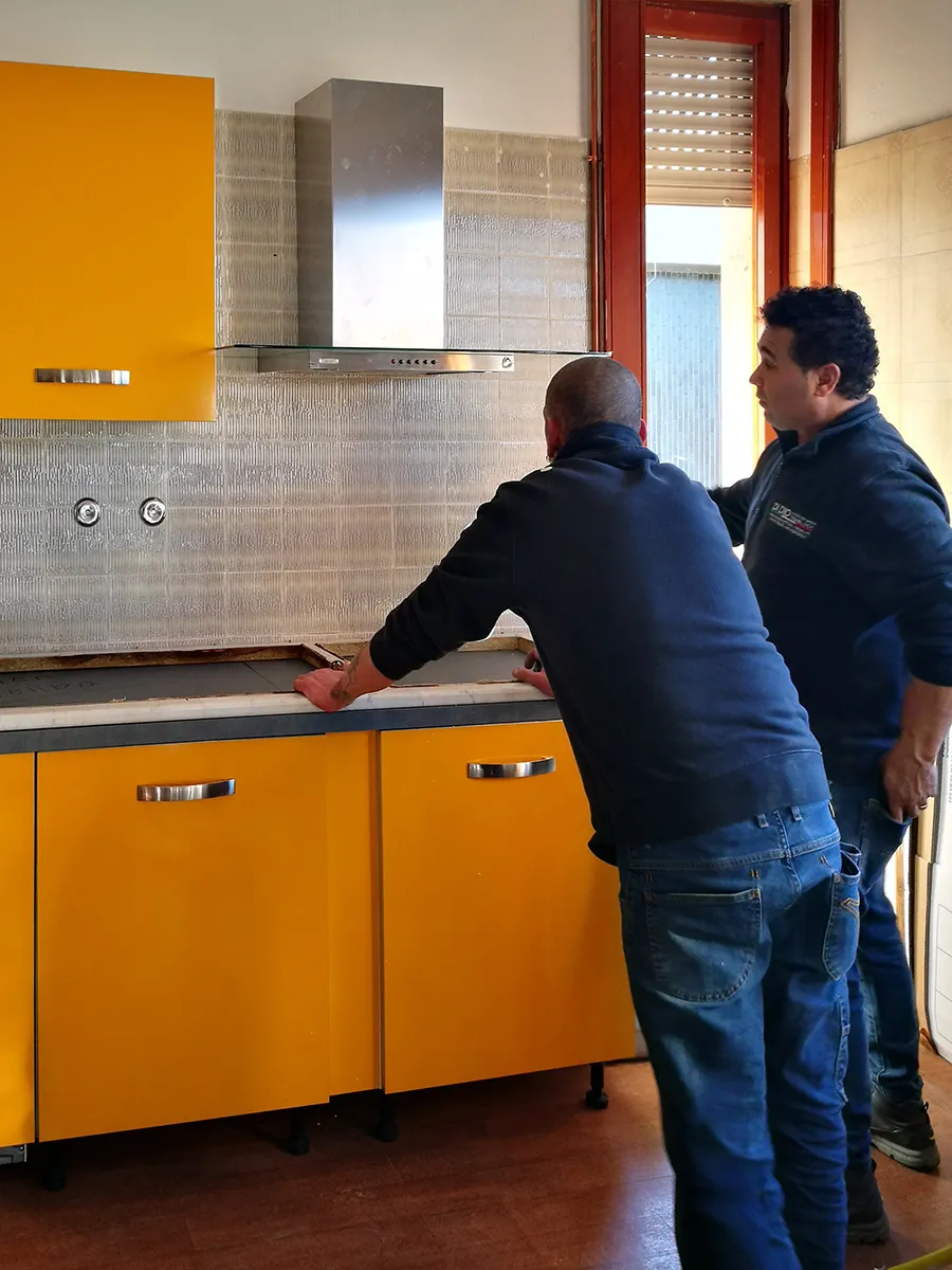 Operatori Di Dio Vincenzo Group durante un trasloco professionale a Varese e provincia