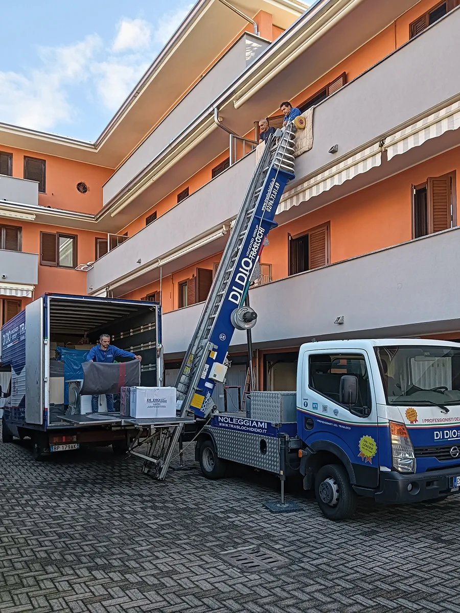 Autoscala motorizzata Di Dio Vincenzo Group per traslochi a Varese e provincia fino a 34 metri