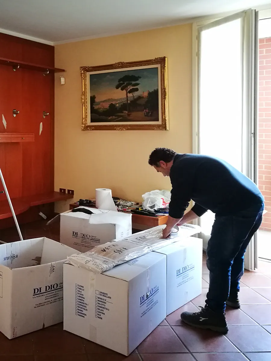 Imballaggio professionale di mobili e oggetti fragili durante un trasloco a Varese e provincia