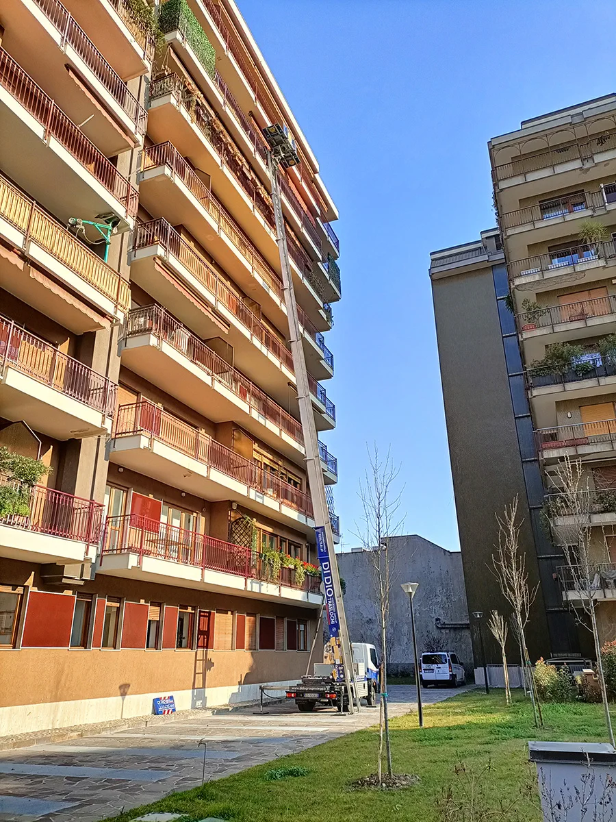 Autoscala motorizzata Di Dio Vincenzo Group per traslochi a Como e provincia fino a 34 metri